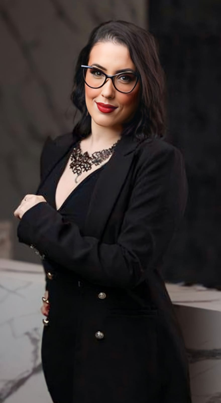 Marie Brandão em retrato profissional de blazer